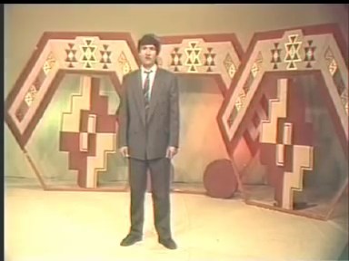 Nuryagdy Tokgayew performing “Suw Almaga Gelmezmi?”
